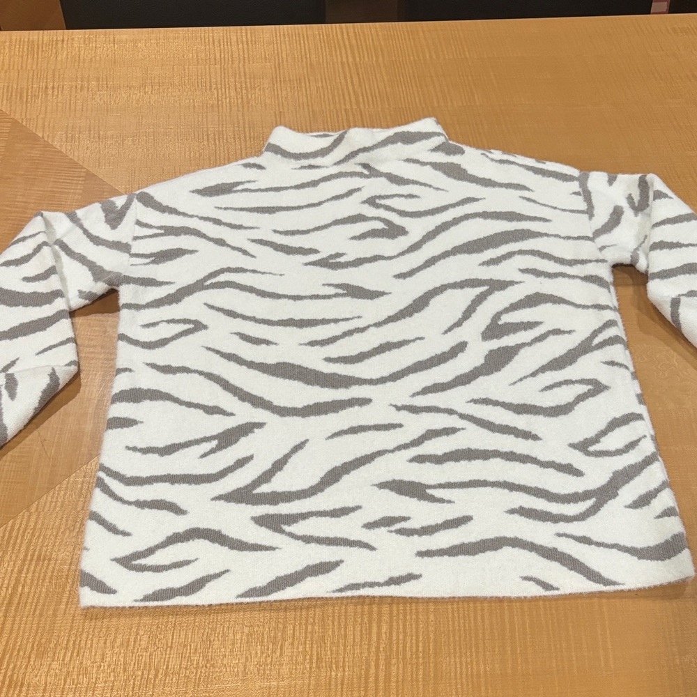 Ann Taylor Gray and White Zebra Print Women's Sweater size small
